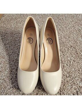 Trary Cream Pumps Size 8